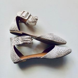 Cream/Gold Flats